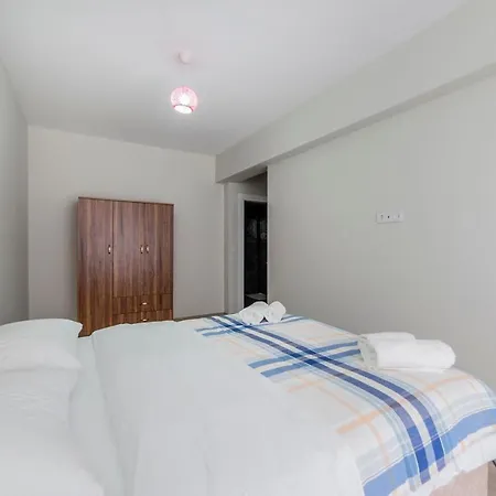 Lovely 3 Bdrm Apartment Close To Everything Apartment
